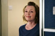 Cathy (Lesley Manville) ist froh, dass Michael zur Feier gekommen ist.