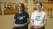 Manuela Fleck (l) setzte bei Tochter Nele Anna auf K&ouml;lsch-Rock statt Kinderlieder - und heute besuchen sie gemeinsam BAP-Konzerte.