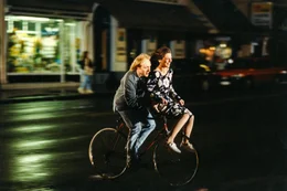 Simon Schwarz (Jesse), Vasiliki Roussi (Janis).