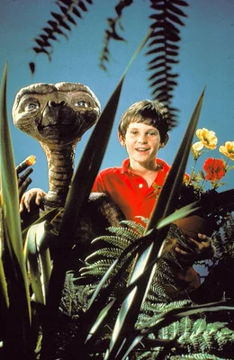 Henry Thomas (Elliot).