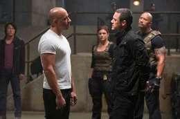 Dom (Vin Diesel, 2.v.l.), Hobbs (Dwayne "The Rock" Johnson, r.), Riley (Gina Carano, 3.v.r.) und Doms Crew (l. Sung Kang als Han) konnten Shaw (Luke Evans) zwar endlich festnehmen, doch der hat noch ein Ass im &Auml;rmel und versucht Dom zu erpressen...