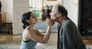 Leyla (Maryam Zaree), in Fabiennes K&ouml;rper, tr&auml;gt Stella (Edgar Selge) Lippenstift auf. Key Visual.