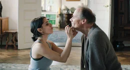 Leyla (Maryam Zaree), in Fabiennes K&ouml;rper, tr&auml;gt Stella (Edgar Selge) Lippenstift auf. Key Visual.