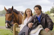 Gregory (Bruno Bruni Jr.) und Rebecca (Alexandra Schalaudek) besprechen, wie sie den Pakt der Eltern am besten durchbrechen.