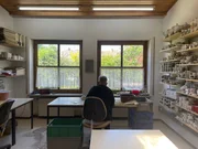 Die ehemalige Porzellandruckerin Gabriele Günther beim Bedrucken in der Werkstatt der Manufaktur Johann Weig in Mitterteich. Die ehemalige Porzellandruckerin Gabriele Günther beim Bedrucken in der Werkstatt der Manufaktur Johann Weig in Mitterteich.