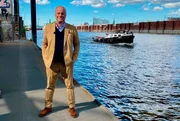 Der geb&uuml;rtige Kasselaner war Regieassistent am Hamburger Thalia Theater, Kreativdirektor einer internationalen Werbeagentur, Vorstand bei Axel Springer und ProSiebenSat.1 und erfolgreicher Filmproduzent. Inzwischen ist er Bestsellerautor, Rateteammitglied bei "Kaum zu glauben" und Pr&auml;sentator verschiedener TV-Dokumentationen.