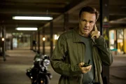 Alex kommt in einem Hangar an; er testet das Walkie-Talkie. Alex Pollack (Hannes Jaenicke) Alex kommt in einem Hangar an; er testet das Walkie-Talkie. Alex Pollack (Hannes Jaenicke)
