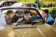 Notfall in einem Porsche-Oldtimer, v.li.: Josefine Preuss als Charlie, Michele Oliveri als Ole P&ouml;ssmann, Patrick Kalupa als Dr. Neiss