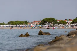 Im Sommer ist der Sandstrand voll mit G&auml;sten.