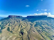 Der Monte Roraima, ein für die Indigenen heiliger Tafelberg, ist die erste Station auf Campes Entdeckungsreise durch Brasilien. Der Monte Roraima, ein für die Indigenen heiliger Tafelberg, ist die erste Station auf Campes Entdeckungsreise durch Brasilien.