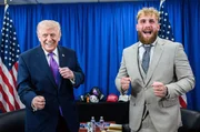 Donald Trump (li.) weiß, wie Soft Power mit Influencern funktioniert: Hier posiert er mit Amateurboxer und Social-Media-Star Jake Paul (re.). Donald Trump (li.) weiß, wie Soft Power mit Influencern funktioniert: Hier posiert er mit Amateurboxer und Social-Media-Star Jake Paul (re.).