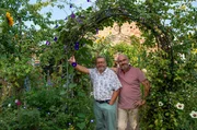 Die fünfte Folge führt uns in die älteste Gemeinde der Südpfalz. Rheinzabern wurde als „Tabernae“ von den Römern gegründet. Hier pflegt Peter Hamburger mit seinem Mann Roland Häfele (l) ein Schlaraffenland für Vögel und Insekten. Bei der Arbeit in diesem Garten voller Blumen, Kräuter und Gemüse stoßen die beiden immer wieder auf Spuren der römischen Siedler. Die fünfte Folge führt uns in die älteste Gemeinde der Südpfalz. Rheinzabern wurde als „Tabernae“ von den Römern gegründet. Hier pflegt Peter Hamburger mit seinem Mann Roland Häfele (l) ein Schlaraffenland für Vögel und Insekten. Bei der Arbeit in diesem Garten voller Blumen, Kräuter und Gemüse stoßen die beiden immer wieder auf Spuren der römischen Siedler.