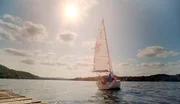 WDR Fernsehen EIN PERFEKTER SOMMERTAG, Ein Film von Eva Sch&ouml;tteldreier, am Freitag (18.07.25) um 21:00 Uhr. Nordrhein-Westfalen im Hochsommer. Ein Land im Hitzemodus. Auch bei H&ouml;chsttemperaturen arbeiten die Menschen weiter, treiben Sport und suchen den Schatten. F&uuml;r die einen traumhafte Bedingungen, f&uuml;r die anderen Qu&auml;lerei in br&uuml;tender Sonne. Autorin Eva Sch&ouml;tteldreier zeigt in diesem Film, wie sich so ein perfekter Sommertag anf&uuml;hlt. Immer auf der Suche nach den sch&ouml;nsten Geschichten, mit aufwendiger Kameratechnik unter strahlend blauem Himmel. - Leinen los und die Seele baumeln lassen auf dem Baldeneysee.