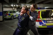 Max (Mattias Malmros, r.) hat einem Polizisten (Johan Hallström, l.) in der Tiefgarage vom Polizeirevier von Nacka ein Kabel um den Hals gelegt und versucht, ihn zu töten. Max (Mattias Malmros, r.) hat einem Polizisten (Johan Hallström, l.) in der Tiefgarage vom Polizeirevier von Nacka ein Kabel um den Hals gelegt und versucht, ihn zu töten.