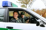 Hubert (Christian Tramitz, r.) und Staller (Helmfried von L&uuml;ttichau, l.) glauben, dass sie in der G&auml;rtnerei die L&ouml;sung f&uuml;r den Fall finden.