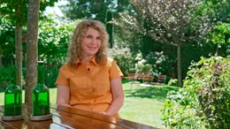Aktuelle-Stunde-Moderatorin Susanne Wieseler hat ihre Kindheit mit zwei Geschwistern und Eltern in einer Drei-Zimmer-Wohnung in Essen verbracht - ohne Garten oder Balkon: &bdquo;Ich kompensiere das heute mit meinem Garten. Das ist Wiedergutmachung f&uuml;r diesen dritten Stock ohne Balkon.&ldquo;