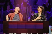 Rateteam-Kapit&auml;n Bernhard Ho&euml;cker (l.) mit der Schauspielerin Jasmin Gerat (r.).