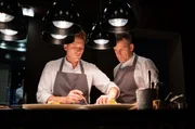 Dirk Hoberg (re.), Küchenchef des Gourmetrestaurants Ophelia in Konstanz, stellt sich der Herausforderung einer offenen Küche. Die Gäste können jeden Handgriff, jedes Wort verfolgen, was die Teamarbeit umso wichtiger macht. Dirk Hoberg (re.), Küchenchef des Gourmetrestaurants Ophelia in Konstanz, stellt sich der Herausforderung einer offenen Küche. Die Gäste können jeden Handgriff, jedes Wort verfolgen, was die Teamarbeit umso wichtiger macht.