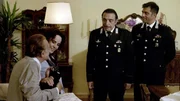 Capitano Tommasi (Simone Montedoro, r.) und Maresciallo Cecchini (Nino Frassica) bewundern den Kater von dessen Schwiegervater.