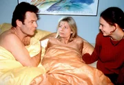 Obwohl Hauptkommissarin Inga Lürsen (Sabine Postel) geschieden ist, sucht Tochter Helen (Camilla Renschke) weiterhin engen Kontakt zu ihrer Mutter. Obwohl Hauptkommissarin Inga Lürsen (Sabine Postel) geschieden ist, sucht Tochter Helen (Camilla Renschke) weiterhin engen Kontakt zu ihrer Mutter.