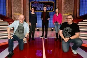Moderator Kai Pflaume (M.) und seine Rateteam-Kapit&auml;ne Bernhard Ho&euml;cker (l.) und Elton (r.) begr&uuml;&szlig;en in dieser Sendung die Schauspielerin Annett Renneberg (2.v.l.) und die Schauspielerin Rhea Harder (2.v.r.).