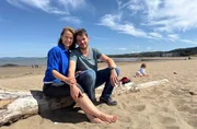 Familie Maus genie&szlig;t eine Auszeit am Strand unter den Klippen von Dover.