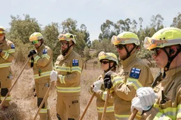 Finnische Feuerwehrleute reisen im Rahmen ihrer Ausbildung im Europ&auml;ischen Zivilschutzpool nach Portugal: Fern von Eis und Schnee lernen sie von portugiesischen Kollegen den Kampf gegen den ''Roten Drachen''.