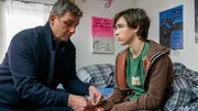 Mann verarztet Junge, der auf einem Bett sitzt, v.li.: Hans Sigl als Bergdoktor Dr. Martin Gruber, Matteo Miska als Fabian Bichler Mann verarztet Junge, der auf einem Bett sitzt, v.li.: Hans Sigl als Bergdoktor Dr. Martin Gruber, Matteo Miska als Fabian Bichler