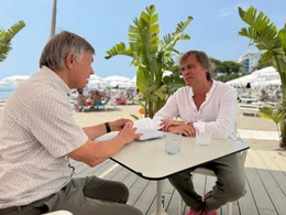 v.li.: Gerhard Jelinek mit Stefan Maiwald im Gespr&auml;ch am Strand von Grado.