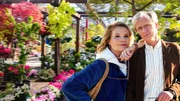 Wir leben im Frier und Jetzt! Vor allem, wenn Annette Frier bei Pierre M. Krause in der Kurzstrecke zu Gast ist. Und natürlich blüht sie da komplett auf! Nicht nur, weil sie mit Pierre ins Gartencenter fährt, sondern auch, weil das Gespräch sich in alle möglichen Richtungen verzweigt, wenn es mit Gags und Slapstick gegossen wird. Und nachdem alle möglichen Rabatten gekauft wurden, es aber trotzdem keine Ermäßigung gab, brauchen die beiden im Palmencafé eine Stärkung. Doch nach dem Kaffee wird deutlich, welche Pflanze Pierre hätte kaufen sollen: ein Duftbäumchen. Wir leben im Frier und Jetzt! Vor allem, wenn Annette Frier bei Pierre M. Krause in der Kurzstrecke zu Gast ist. Und natürlich blüht sie da komplett auf! Nicht nur, weil sie mit Pierre ins Gartencenter fährt, sondern auch, weil das Gespräch sich in alle möglichen Richtungen verzweigt, wenn es mit Gags und Slapstick gegossen wird. Und nachdem alle möglichen Rabatten gekauft wurden, es aber trotzdem keine Ermäßigung gab, brauchen die beiden im Palmencafé eine Stärkung. Doch nach dem Kaffee wird deutlich, welche Pflanze Pierre hätte kaufen sollen: ein Duftbäumchen.