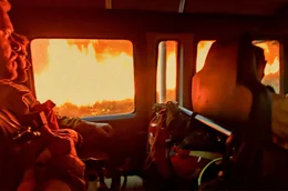 Die Feuerwehrm&auml;nner Soini Kurki aus Finnland und Tiago Simoes aus Portugal k&auml;mpfen im Rahmen internationaler Zusammenarbeit gemeinsam gegen die Waldbr&auml;nde in Portugal.