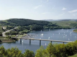 WDR Fernsehen DIE BELIEBTESTEN LANDSCHAFTEN IN NORDRHEIN-WESTFALEN, "Hitlisten des Westens", am Mittwoch (07.03.12) um 21:00 Uhr. Auf rund 34.000 Quadratkilometern erstreckt sich Deutschlands bev&ouml;lkerungsreichstes Bundesland. So unterschiedlich wie seine Bewohner sind auch die Landschaften, die Nordrhein-Westfalen ausmachen. Welche sind die beliebtesten Landschaften in Nordrhein-Westfalen? Ist es z.B. das Sauerland, "Land der tausend Berge" und Urlaubsregion Nr. 1 in NRW. (Biggesee im Sauerland, Trinkwasserreservoir und Ausflugsziel)
