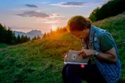 Michael Ostrowski sitzt auf einer Bergkuppe am Attersee und schreibt in sein Tagebuch. Michael Ostrowski sitzt auf einer Bergkuppe am Attersee und schreibt in sein Tagebuch.