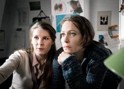 Compliance-Officerin Stefanie (Anna Schinz, l.) zeigt Caroline (Stephanie Japp, r.) ein Problem bei den Kundendaten.