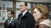v.l.n.r. Tony Brightwell (Emun Elliott), Brian Boyce (Hugh Bonneville) und Nicki Jennings (Charlotte Spencer).
