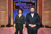 Treten bei "Wer wei&szlig; denn sowas? als Kandidat:innen gegeneinander an: Die Schauspielerin Jasmin Gerat (l.) und den Schauspieler Antoine Monot (r.).