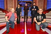 Moderator Kai Pflaume (M.) und seine Rateteam-Kapit&auml;ne Bernhard Ho&euml;cker (l.) und Elton (r.) begr&uuml;&szlig;en in dieser Sendung die Schauspielerin Jasmin Gerat (2.v.l.) und den Schauspieler Antoine Monot (2.v.r.).