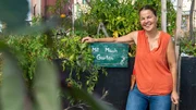 Auf „Inselgrün", dem Gemeinschaftsgartenprojekt in Stuttgart, wachsen Pflanzen in mobilen Beeten, in Einkaufswagen und alten Badewannen. Gegärtnert wird auf dem Außengelände der Kulturstiftung Stuttgart: Alle sind willkommen und Vielfalt ist erwünscht. Birgit Haas hat „Inselgrün“ zusammen mit Joachim Petzold gegründet. Als Gastgeberin will die studierte Künstlerin ihren Gästen die Botschaft vermitteln, dass gärtnern verbindet. „Wilde Insel“ - so lautet ihr Gartenfest-Motto, denn Birgit hat sich auf Wildpflanzen spezialisiert. Auf „Inselgrün", dem Gemeinschaftsgartenprojekt in Stuttgart, wachsen Pflanzen in mobilen Beeten, in Einkaufswagen und alten Badewannen. Gegärtnert wird auf dem Außengelände der Kulturstiftung Stuttgart: Alle sind willkommen und Vielfalt ist erwünscht. Birgit Haas hat „Inselgrün“ zusammen mit Joachim Petzold gegründet. Als Gastgeberin will die studierte Künstlerin ihren Gästen die Botschaft vermitteln, dass gärtnern verbindet. „Wilde Insel“ - so lautet ihr Gartenfest-Motto, denn Birgit hat sich auf Wildpflanzen spezialisiert.