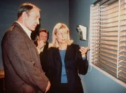 Zeugengegenüberstellung bei der Kripo. Hauptkommissarin Inga Lürsen (Sabine Postel) will von dem Hauptzeugen Walter Kruse (Michael Mendl) wissen, ob er den vermutlichen Täter wiedererkennt. Zeugengegenüberstellung bei der Kripo. Hauptkommissarin Inga Lürsen (Sabine Postel) will von dem Hauptzeugen Walter Kruse (Michael Mendl) wissen, ob er den vermutlichen Täter wiedererkennt.
