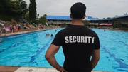 Wenn der Bademeister nicht mehr ausreicht: Ein Security-Mitarbeiter im Sport-Paradies Gelsenkirchen.