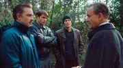 v.l.n.r. John Fordham (Hadley Fraser), Neil Murphy (Chris Coghill), Terry (Brett Allen) und Brian Boyce (Hugh Bonneville).