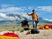 Sylvestre Campe ist der "Propellermann vom Zuckerhut". Mit seinem Paramotor entdeckt der deutsche Abenteurer mit der Wahlheimat Rio de Janeiro ein uns unbekanntes Brasilien. Sylvestre Campe ist der "Propellermann vom Zuckerhut". Mit seinem Paramotor entdeckt der deutsche Abenteurer mit der Wahlheimat Rio de Janeiro ein uns unbekanntes Brasilien.