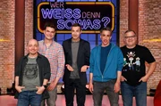 Moderator Kai Pflaume (M.) und seine Rateteam-Kapitäne Bernhard Hoëcker (l.) und Elton (r.) begrüßen in dieser Sendung den Autor und Komiker Lutz van der Horst (2.v.l.) und den Schauspieler Alexander Schubert (2.v.r.). Moderator Kai Pflaume (M.) und seine Rateteam-Kapitäne Bernhard Hoëcker (l.) und Elton (r.) begrüßen in dieser Sendung den Autor und Komiker Lutz van der Horst (2.v.l.) und den Schauspieler Alexander Schubert (2.v.r.).