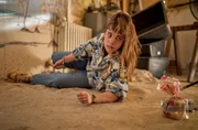 Jenny (Eva Bühnen) wurde gekidnappt und wird mit Handschellen gefesselt im Keller festgehalten. Jenny (Eva Bühnen) wurde gekidnappt und wird mit Handschellen gefesselt im Keller festgehalten.