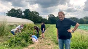 Auf dem Gem&uuml;sehof lernen Spitzenkoch Bj&ouml;rn Freitag (r.) und Familie Ohlemann au&szlig;ergew&ouml;hnliche Gem&uuml;sesorten kennen.