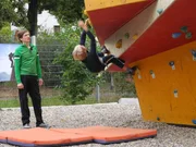Johannes beobachtet seinen jugendlichen Klettercoach beim "Bouldern". Johannes beobachtet seinen jugendlichen Klettercoach beim "Bouldern".
