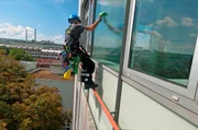 Fassadenkletterer bei der Fensterreinigung