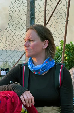 Tuula Piironen ist die einzige Frau der 50 Feuerwehrleute aus Finnland, die in der Ausbildung nach Portugal reisen und mit erfahrenen portugiesischen Einsatzkr&auml;ften an vorderster Feuerfront trainieren.