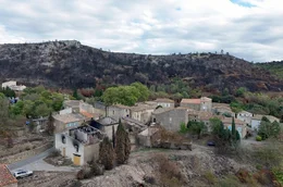 Landschaft und Wohngebiete nach dem Waldbrand in der Region Corbi&egrave;res 2025: Knapp 16.000 Hektar verbrannten dabei.