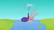 Maus und Elefant planschen im Wasser.